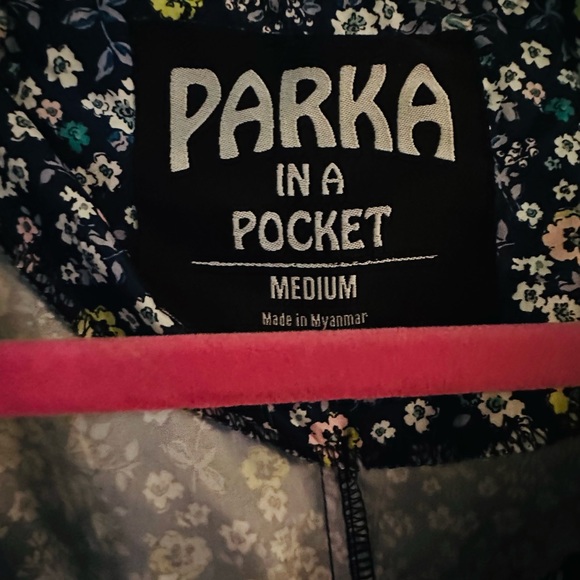 Atmosphere parka in a pocket windbreaker size medium. - Picture 2 of 4